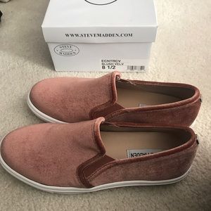 Like new Steve Madden Velvet Sneakers